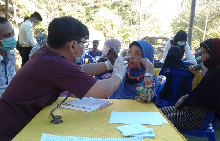 Petugas kesehatan melayani pasien